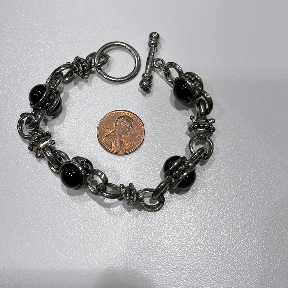 🌟SOLD🌟 Silver bracelet w/ black stone accents & toggle closure. - Picture 2 of 6